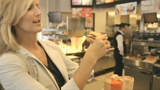 Маркетинговый директор канадского McDonald’s Хоуп Баггози и подопытный бургер