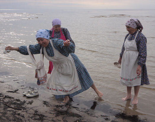 „Buranovas vecmāmiņām” ierašanās pludmalē pie Dzintaru koncertzāles, bija otrā reize mūžā, kad viņas savām acīm skatīja jūru. Dažas kundzes pēc koncerta plānoja arī doties nopeldēties.