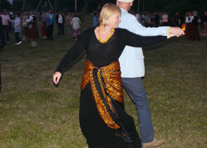 Kultūras ministre saulgriežos danco kopā ar tautu. FOTO