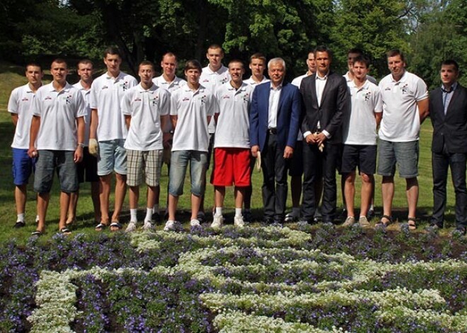 Jaunās basketbola zvaigznes Liepājā stāda puķītes