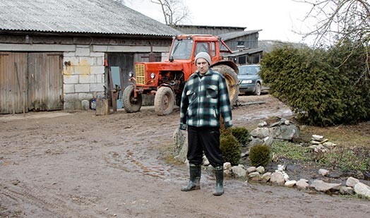 Saimniecībā Armands atbildējis par tehniku, viņam ir meistara ķēriens. Arī tagad viņš nestāv malā un izrīko pa darbiem citus.