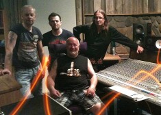 Aivars Brīze ar Fēliksa Ķiģeļa grupu -  Fēliksu Ķiģeli (no kreisās), Uldi Knapšu un Elvisu Grodumu.