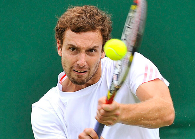 Gulbis piecu setu trillerī zaudē Janovičam; Vimbldona galā