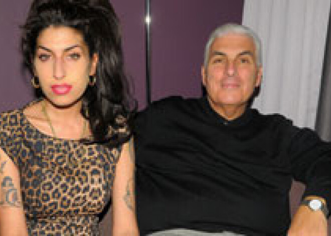 Отец Уайнхаус пишет ей смс