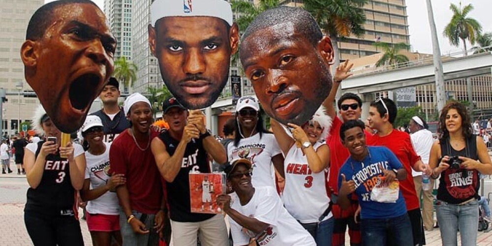"Heat" NBA čempionu titula izcīnīšanu atzīmē ar parādi Maiami ielās. FOTO