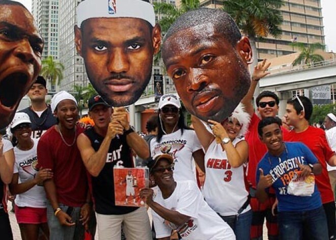 "Heat" NBA čempionu titula izcīnīšanu atzīmē ar parādi Maiami ielās. FOTO