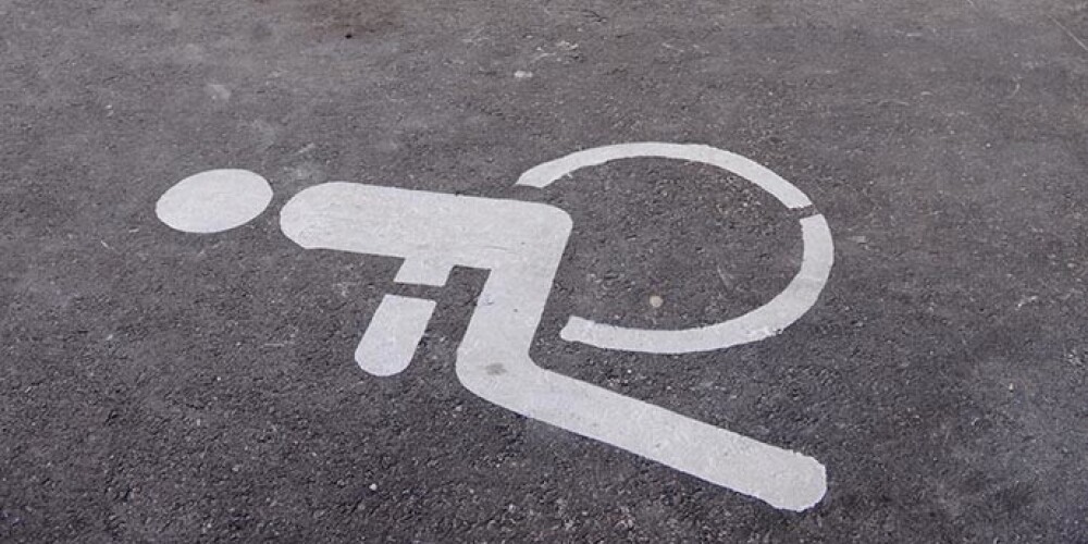 Policistu soda par dienesta automašīnas novietošanu invalīdiem paredzētā stāvvietā