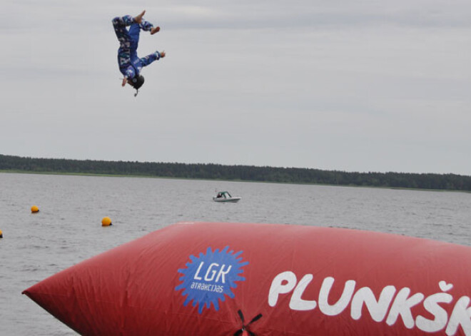 Slavenību plunkšķis Ķīšezerā. FOTO