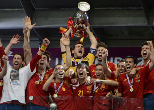 Mača pirmajā puslaikā ar divām rezultatīvām piespēlēm izcēlās Fransesks Fabregass (pa labi).