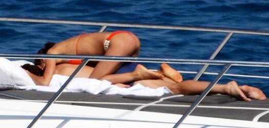 Пара нежится на яхте