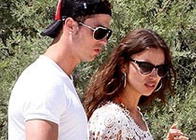 Роналду забывает о поражении вместе с Шейк