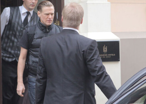 Slavenais dziedātājs Braeins Adamss pēc koncerta Arēnā Rīga Latvijā uzkāvējās vēl vienu dienu.