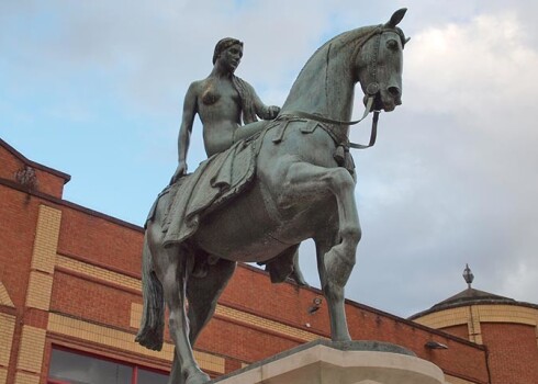 Lēdijai Godivai uzslietais piemineklis Koventri.