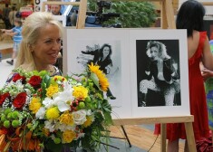 Olga atzina, ka viņai mājās esot vairāki tūkstoši bilžu, un vismīļākās no tām nu izliktas publiskai apskatei.