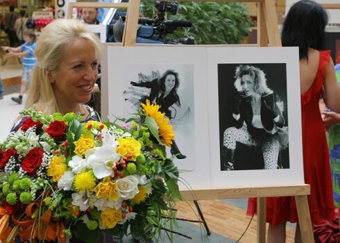 Olga atzina, ka viņai mājās esot vairāki tūkstoši bilžu, un vismīļākās no tām nu izliktas publiskai apskatei.