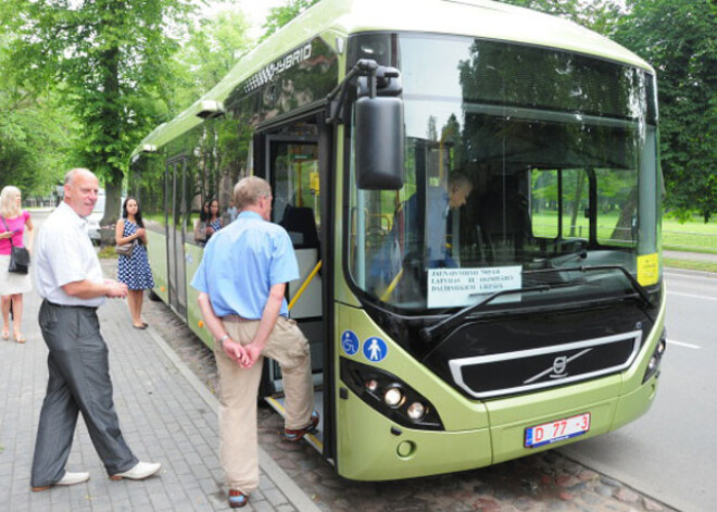 Liepājā pasažierus nu pārvadās hibrīdautobuss. VIDEO