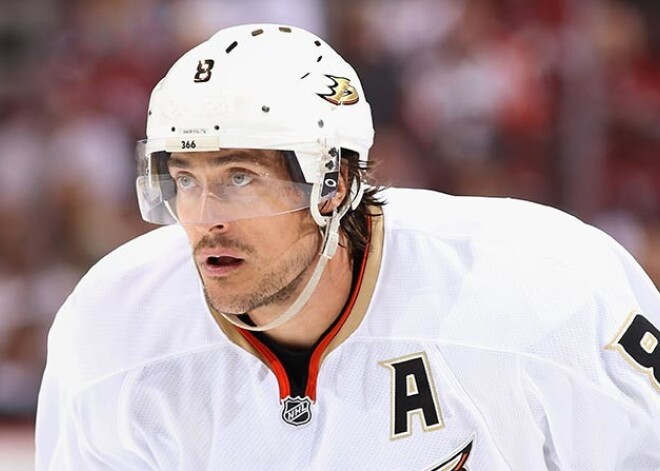 42 gadus vecais Selanne pagarina līgumu ar Anaheimas "Ducks" uz vēl vienu sezonu