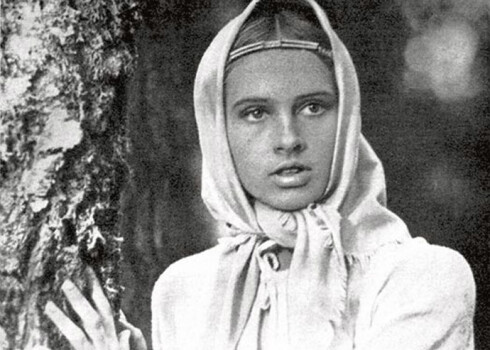 No tūkstoš meitenēm režisors Gunārs Piesis Baibas lomai filmā „Pūt, vējiņi!” izvēlējās tolaik sešpadsmitgadīgo Esmeraldu Ermali.
