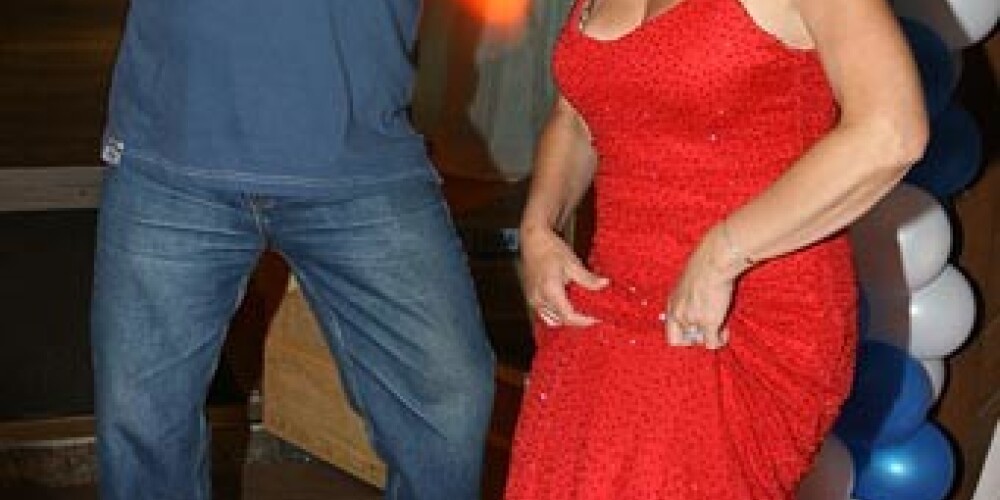 Kargina trakulīgi dejo kaimiņmājas viesnīcas jubilejā. FOTO