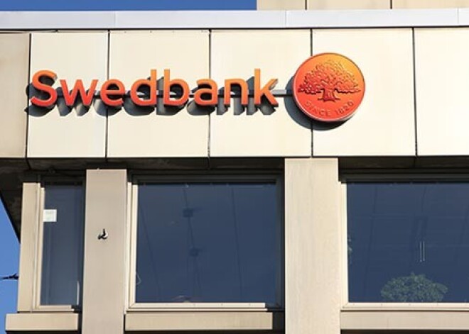 „Swedbank” vajā nelaimes arī Igaunijā. Bankas klienti izmisumā