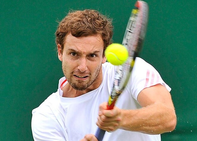 Gulbis uzvar itāli Volandri, pārvarot turnīra pirmo kārtu