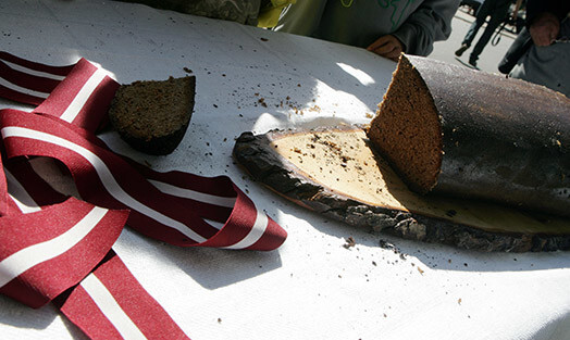 Ir ierosinājums Latvijas maizei ar garantēto tradicionālo īpatnību piešķirt nosaukumu „Salinātā rupjmaize”. Vārds „salināta” nozīmē padarīt saldu, saldināt, piemēram, plaucējot miltus ar karstu ūdeni.