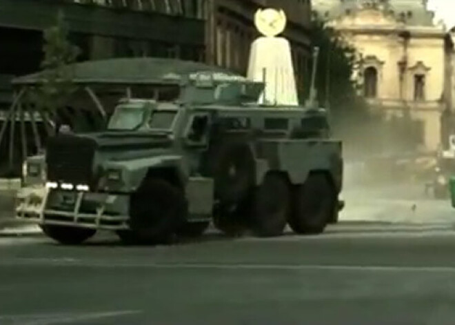 Latvijas kompānijas "Dartz" bruņumašīnu izmanto "Cietā rieksta 5" filmēšanā