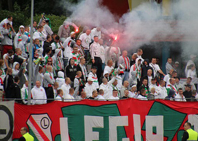 Poļu futbola fani ālējas Liepājā. VIDEO. FOTO