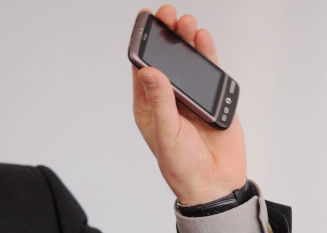 Pētījums: viedtelefonus Latvijā vairāk lieto jaunieši un vīrieši biznesa sarunām