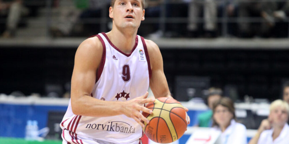 Latvijas vīriešu basketbola izlase pārbaudes spēlē pārliecinoši zaudē Serbijai