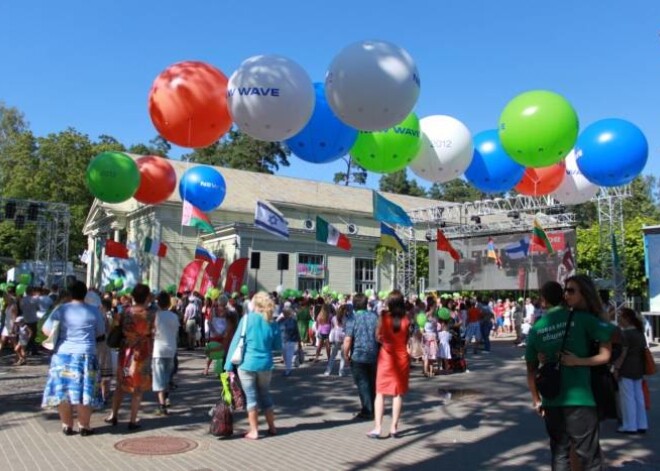 Jau ap četriem pēcpusdienā Dzintaru koncertzāles priekšā bija sapulcējušies ļaudis, kas priecājās par iespēju piedalīties atklāšanas ceremonijas filmēšanā un vaigā skatīt Krievijas zvaigznes.