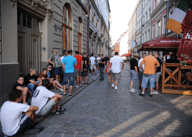 Horvātijas futbola fani sarīkojuši nekārtības pie "Skonto" stadiona; vairāki aizturēti