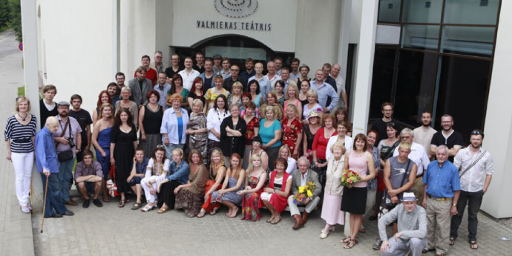 Valmieras Drāmas teātra kolektīvs, 90. sezonu sākot.