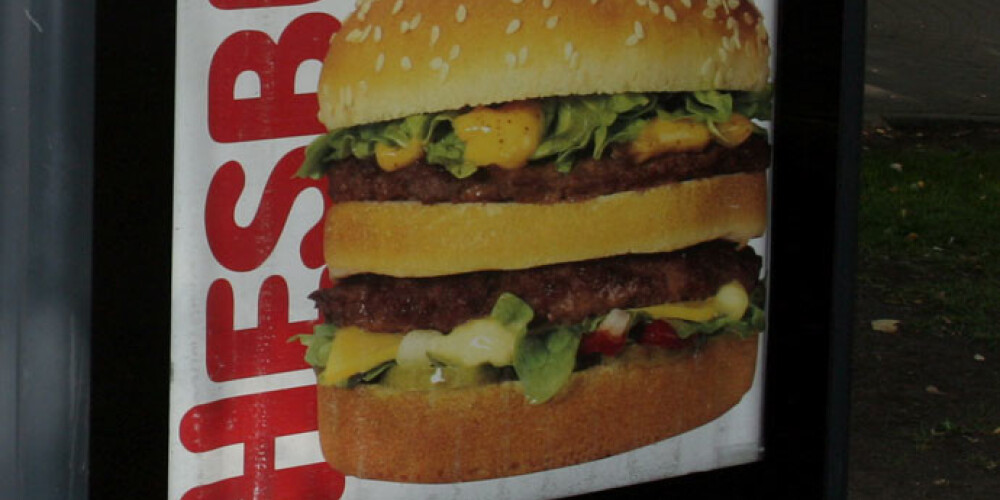 „Hesburger” darbinieki Igaunijā ir brīdināti, ka zaļo salātlapu, kas paredzētas Baltijas valstu ēstuvēm, var rāpot tārpi. Tagad jau šī „tārpu salātu” partija ir iznīcināta.