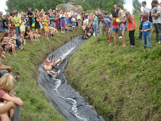 Sestdien būs unikāla iespēja šļūkt pa vīna putām dabas veidotajā „bobsleja trasē” starp Sabiles Pilskalnu un Vīna kalnu.