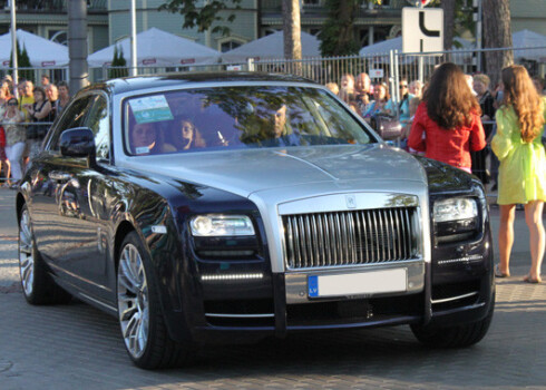 Komponista Igora Krutoja ģimene šovasar „Jaunā viļņa” laikā tiek vizināta ar iespaidīgu Rolls Royce limuzīnu.