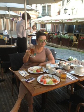 Наталья остановилась в одной из гостиниц Старой Риги и предпочитает завтракать на открытой террасе