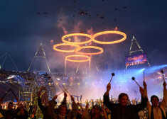 Londonas olimpisko spēļu atklāšanas ceremonijā tika sarīkots grandiozs šovs.