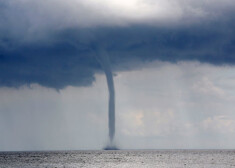 Tornado Kolkā 13. jūlijā. Speciālisti teic, ka Latvijā virpuļviesuļus novēros arvien biežāk.