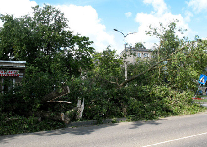 Daugavpili piemeklē lielas lietusgāzes un vētra. FOTO, VIDEO