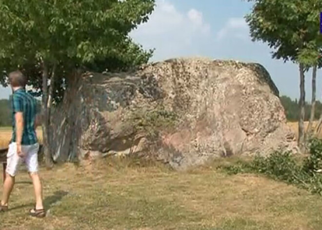 Tilgaļu dzimta sakopj Kurzemes dižāko akmeni. VIDEO