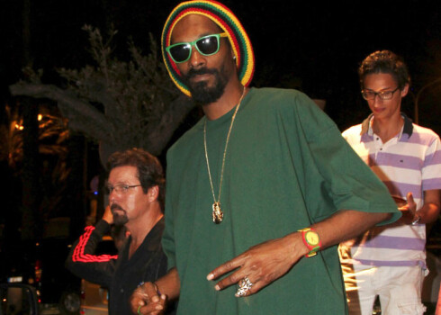 Rastafāriešu garīdznieki nesenā braucienā uz Jamaiku pārkristījuši Snoop Dogg par Snoop Lion.