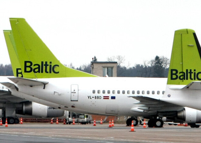 "AirBaltic" lidmašīna pēc sadursmes ar putnu atgriežas Rīgas lidostā