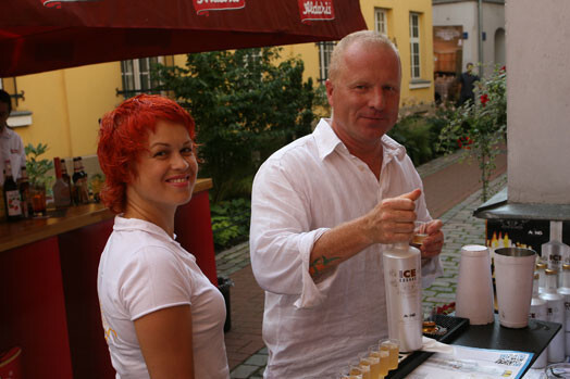 Festivālā dalību ņēma arī slavenais bārmenis Arnis Bikšus ar sievu Santu Didžus.