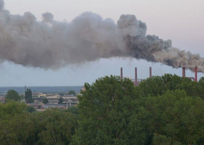 „Liepājas metalurgā” apturēta tērauda kausēšana. Draudīgi dūmi virs Liepājas. FOTO