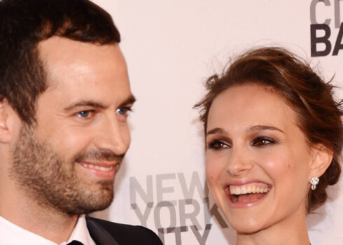 В этом году пара пришла на вручение кинонаград Академии с обручальными кольцами. С этого момента поползли слухи о предстоящем бракосочетании.