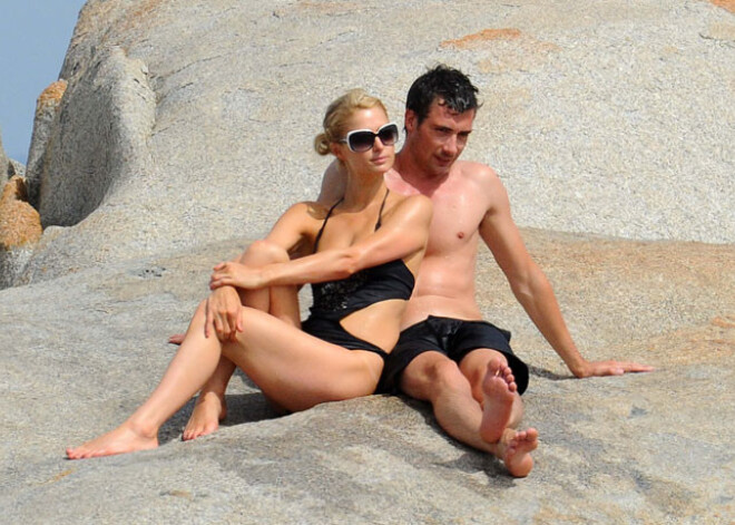 Пэрис Хилтон на пляже нежничает с новым бойфрендом