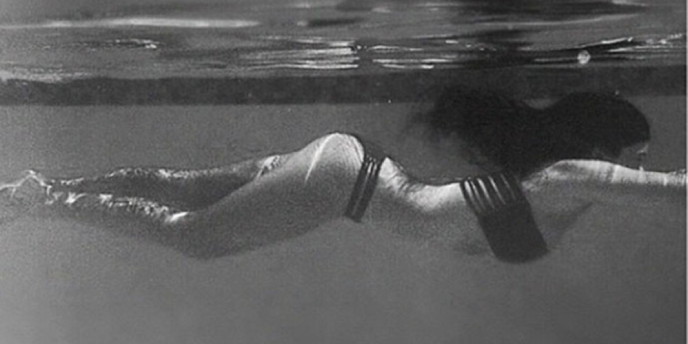 Kardašjana faniem rāda seksīgas bildes, kas fotografētas zem ūdens