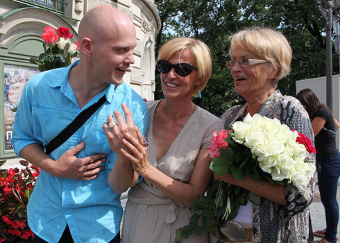 Gundars Grasbergs, Ināra Slucka un Lolita Cauka, kuri atzīti par iepriekšējās sezonas labākajiem Nacionālā teātra aktieriem, līksmo, atklājot jauno sezonu.