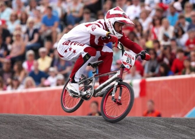 Visi trīs Latvijas pārstāvji kvalificējas olimpisko spēļu BMX sacensību pusfinālam